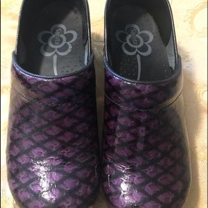 Sanita professional purple clog